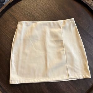 Double Zero brand off-white faux leather mini skirt. New w/o tags. Size XL